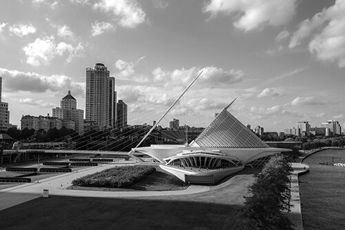 Milwaukee Art Museum and downtown Milwaukee, Wisconsin. Photo by Coasted Media on Unsplash.